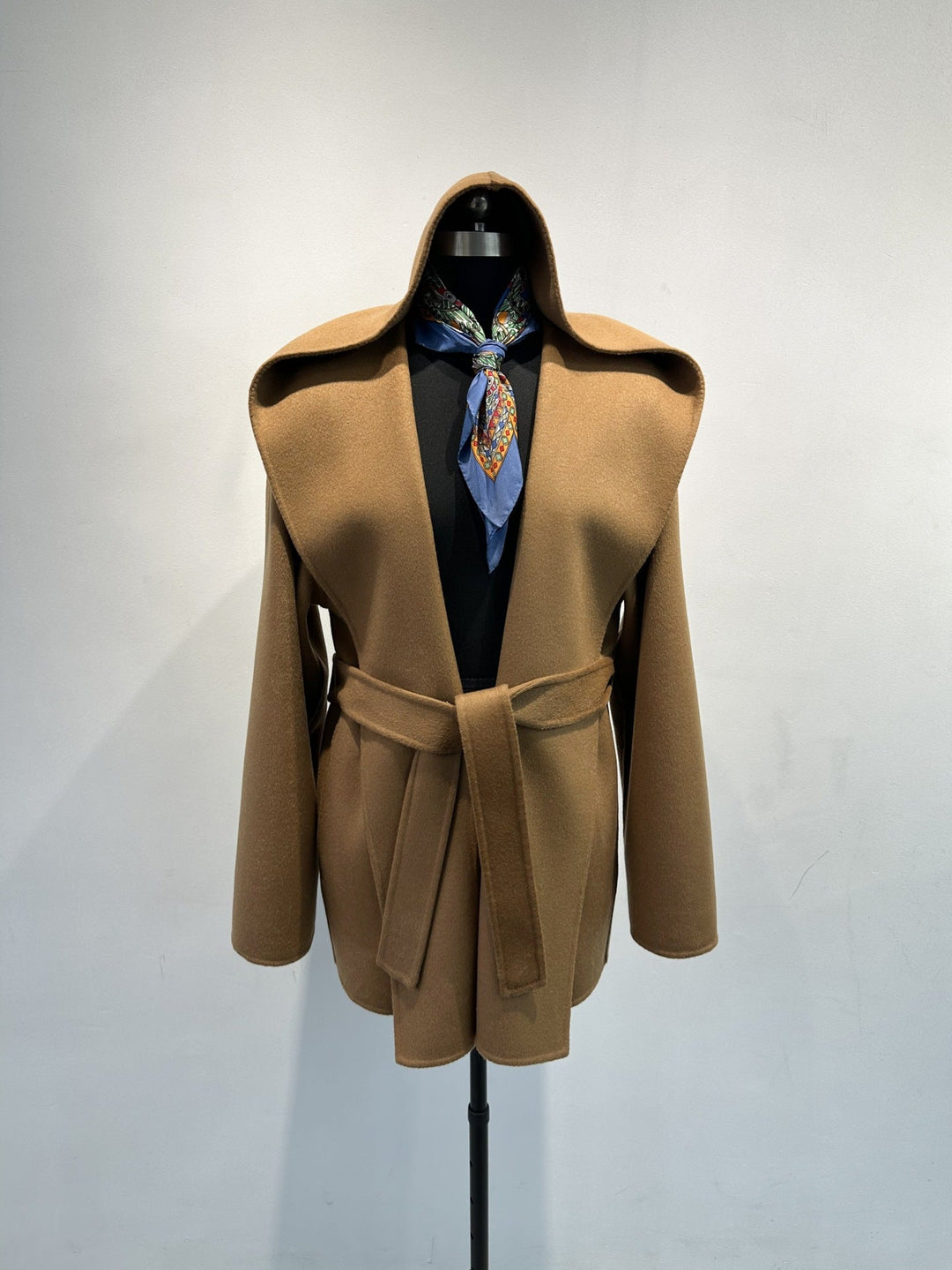 Schicker Kapuzen-Wickelmantel für Damen im Oversize-Look. Moderner Frauen Winter & Übergangsjacke.