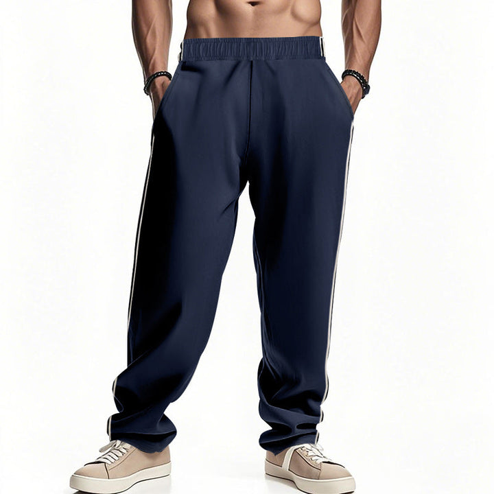 Sportliche Herrenhose für Training & Freizeit, bequem, mit seitlichen Akzentstreifen.