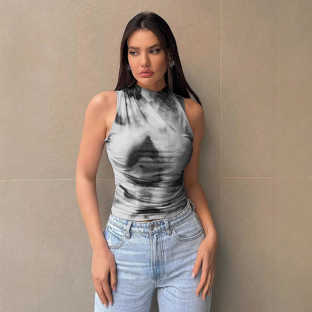 Lebhaftes Batik Damen Top, ärmellos mit Stehkragen. Tailliert für sommerliche Streetwear Looks.