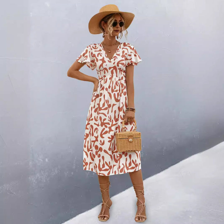 Sommerliches Damenkleid, Wickelstil, ärmellos, mit bunten Blüten & seitlicher Raffung.