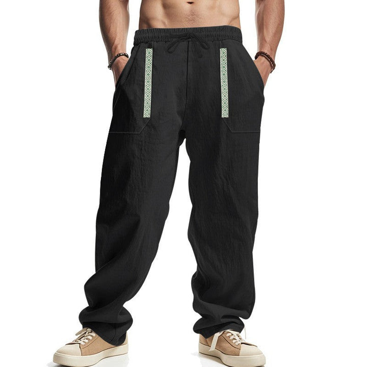 Mann trägt lässige Herren Cargo-Hose in Olivgrün kombiniert mit T-Shirt, ideal für entspannte Outdoor-Aktivitäten.
