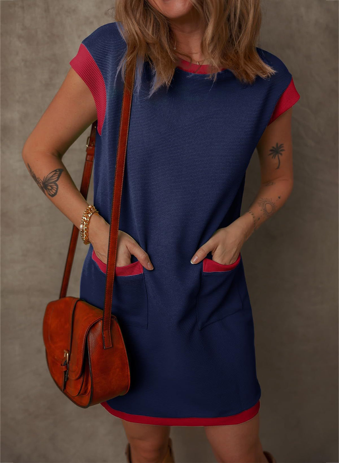 Model trägt ärmelloses A-Linien-Shiftkleid mit Kontrastkanten. Modernes Business- & Freizeitkleid für Damen.