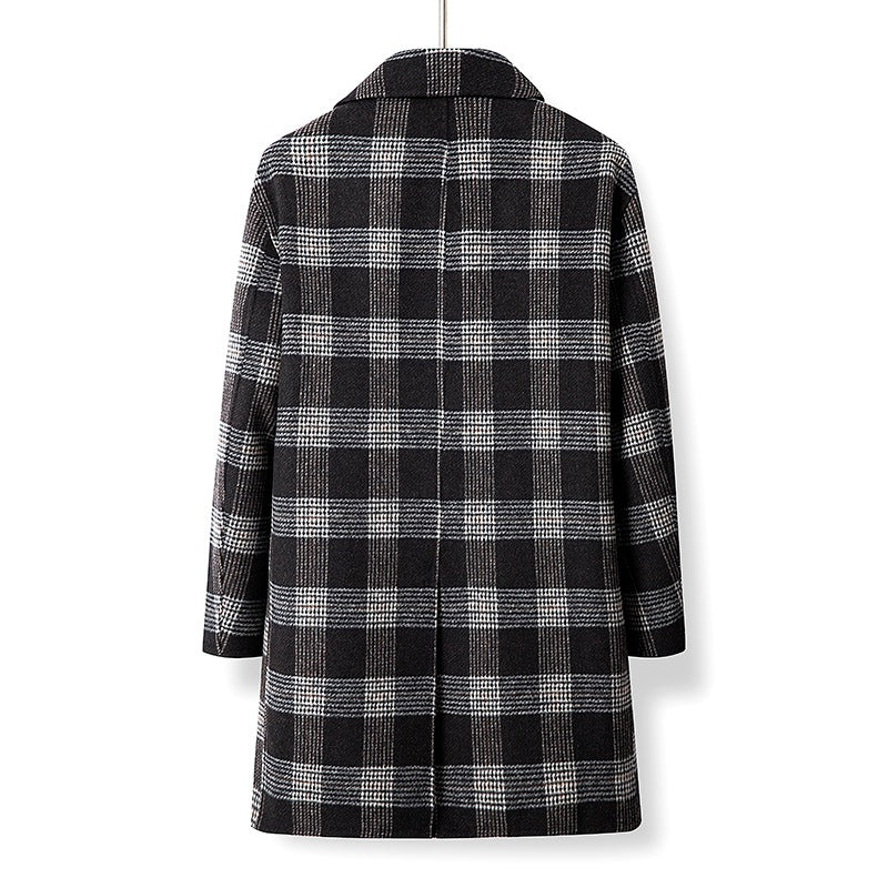 Klassischer karierter Damen-Doppelbrustmantel; modische Oberbekleidung für einen zeitlosen Look.