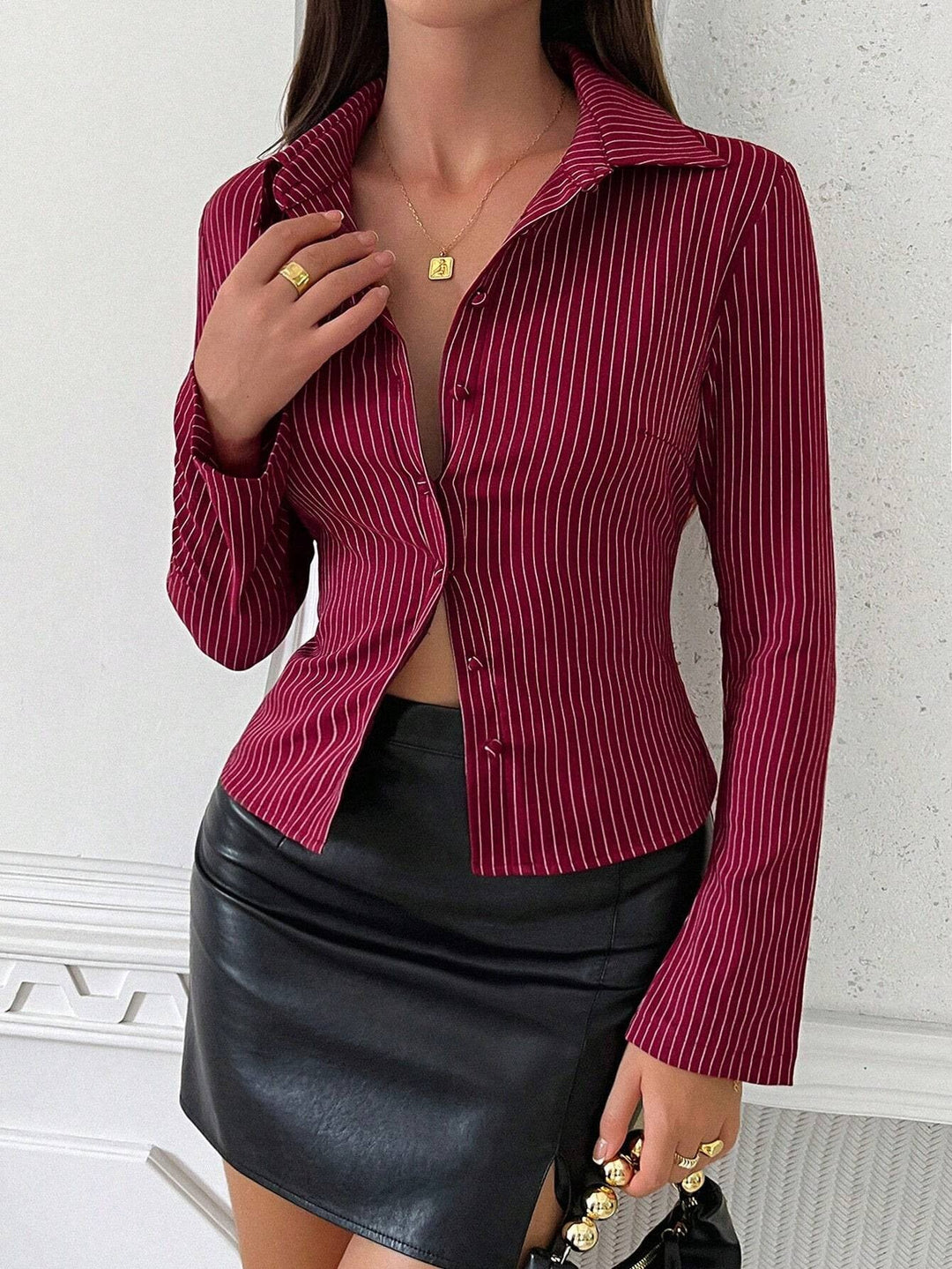 Vielseitiges Damen Blusenshirt, gestreift, mit Kentkragen, tailliert geschnitten für Business & Freizeit.