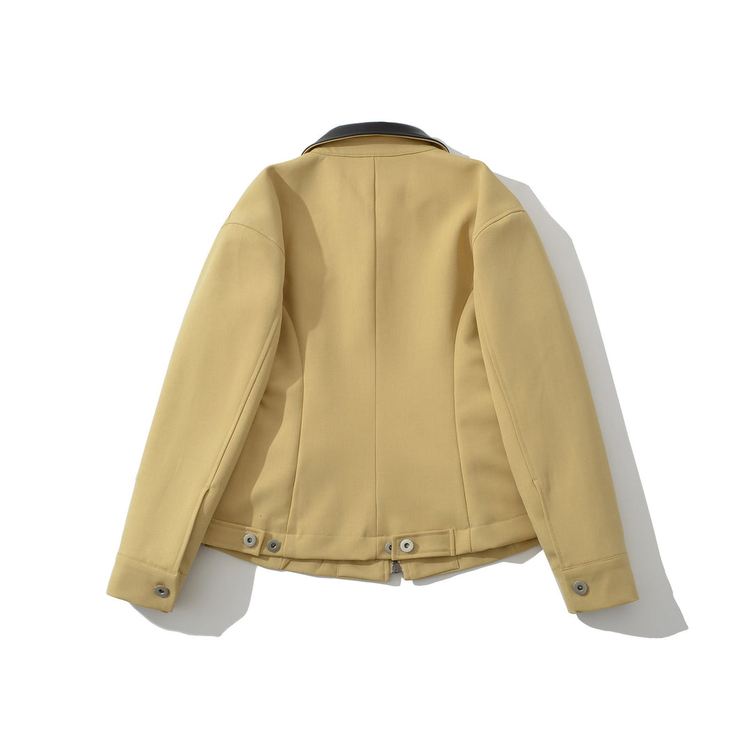 Rückenansicht der kurzen Damen Übergangsjacke, modisch & vielseitig. Perfekte Passform für Herbst- & Frühlingsmode.