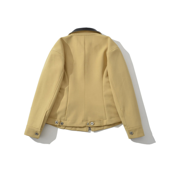 Rückenansicht der kurzen Damen Übergangsjacke, modisch & vielseitig. Perfekte Passform für Herbst- & Frühlingsmode.