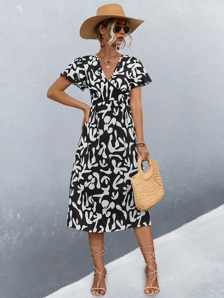 Leichtes florales Wickelkleid für Damen, perfekt für Sommerfeste, mit schöner Raffung.