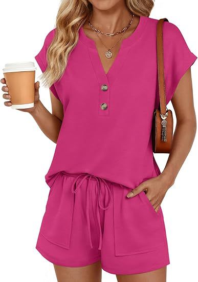 Schlichtes Damen Lounge-Set in Hellblau, Zweiteiler mit Knopfleiste und bequemen Shorts für Alltag und Freizeit.