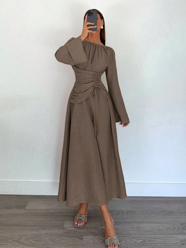 Gerafftes Damen Maxikleid mit Taillenschnürung, langarm und fließendem, weitem Rock. Ideales Abendkleid.