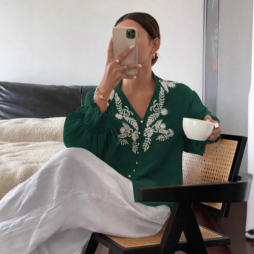 Chice Damen-Sommerbluse im Boho-Vintage-Stil mit feiner Stickerei, weiten Puffärmeln & Perlenknöpfen.
