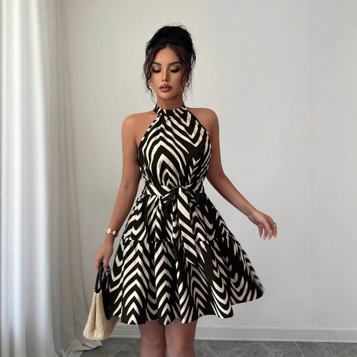 Schickes Damen Urlaubskleid, ärmellos, mit Neckholder & Taillengürtel. Gestuftes Sommerkleid mit elegantem Grafik-Print.