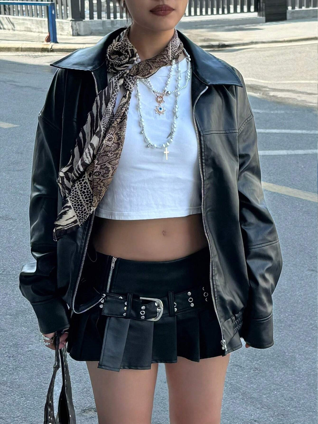 Elegante & lässige Damen Kunstlederjacke in Schwarz, vielseitig für Frühling & Herbst. Die moderne Übergangsjacke.