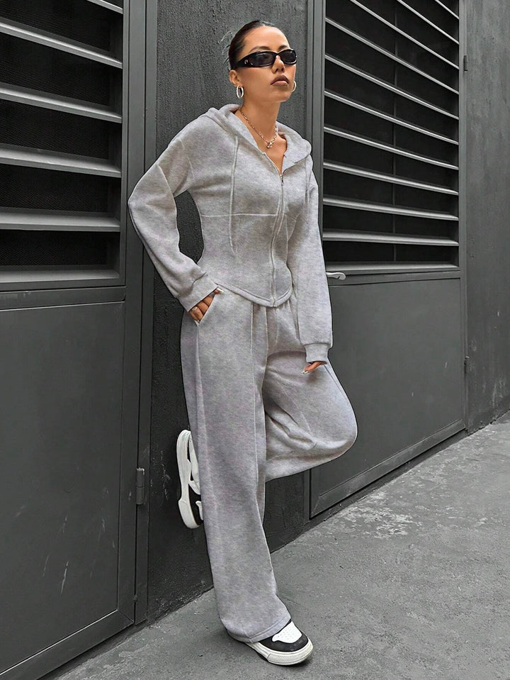 Trendiger Damen Streetwear Trainingsanzug: Moderner Hoodie und weite Freizeithose für einen lässigen Look.