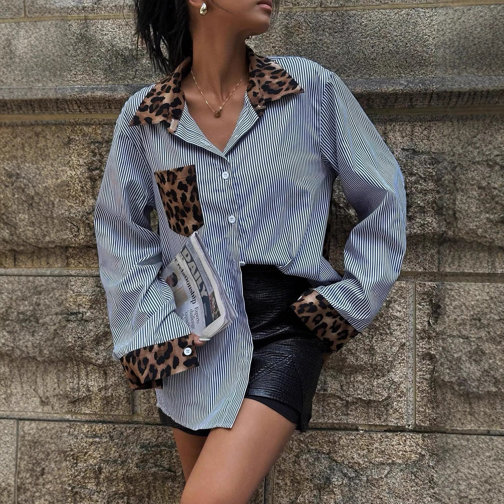 Trendige Oversize Hemdbluse für Damen, kombiniert klassische Nadelstreifen mit modernem Animalprint.