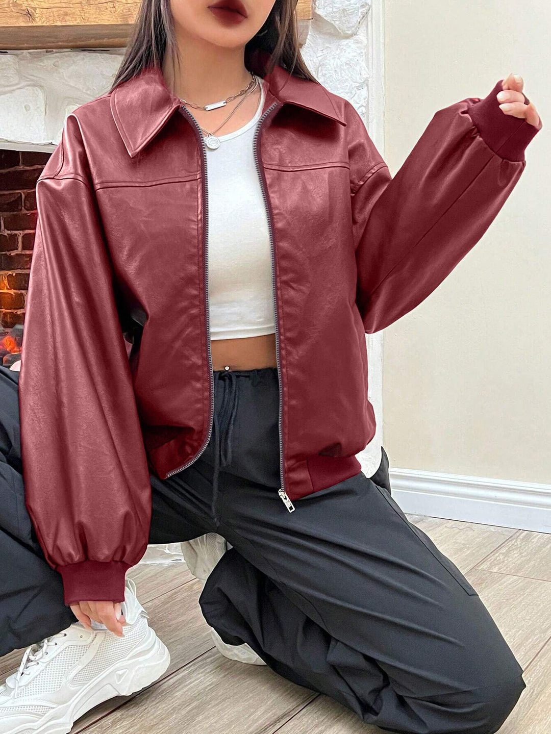 Komfortable rote Damen Bomberjacke. Trendige und lässige Freizeitjacke für den Alltag, ideal für kühle Frühlingsabende.