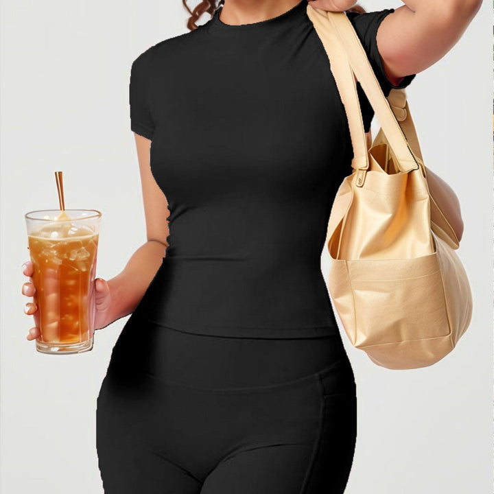 Kurze Damen Yogashorts in Schwarz für Sport und Entspannung.