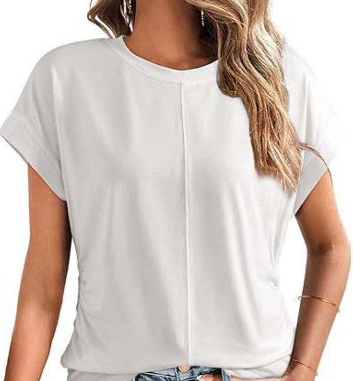 Dame in entspanntem, hellgrauem Relaxed-Fit Kurzarmshirt, Ziernaht, Umschlagärmeln, ideal für Alltag.