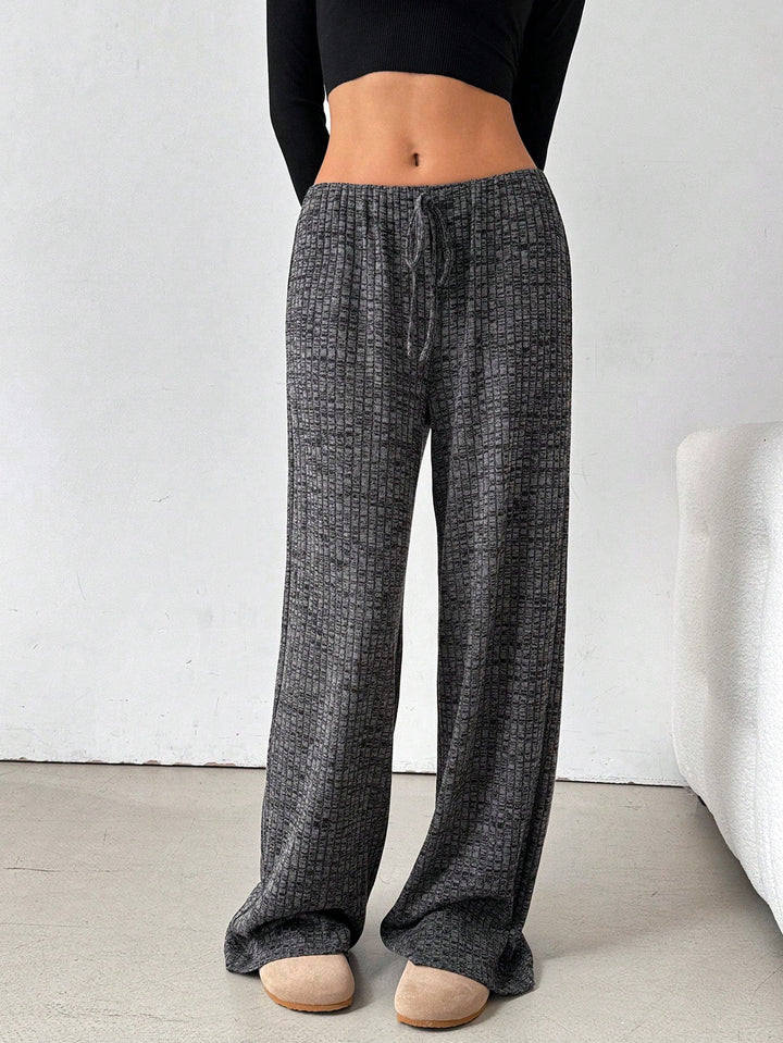 Stapel von weiten gerippten Loungewear-Hosen in verschiedenen Farben, mit Kordelzug für Damen.
