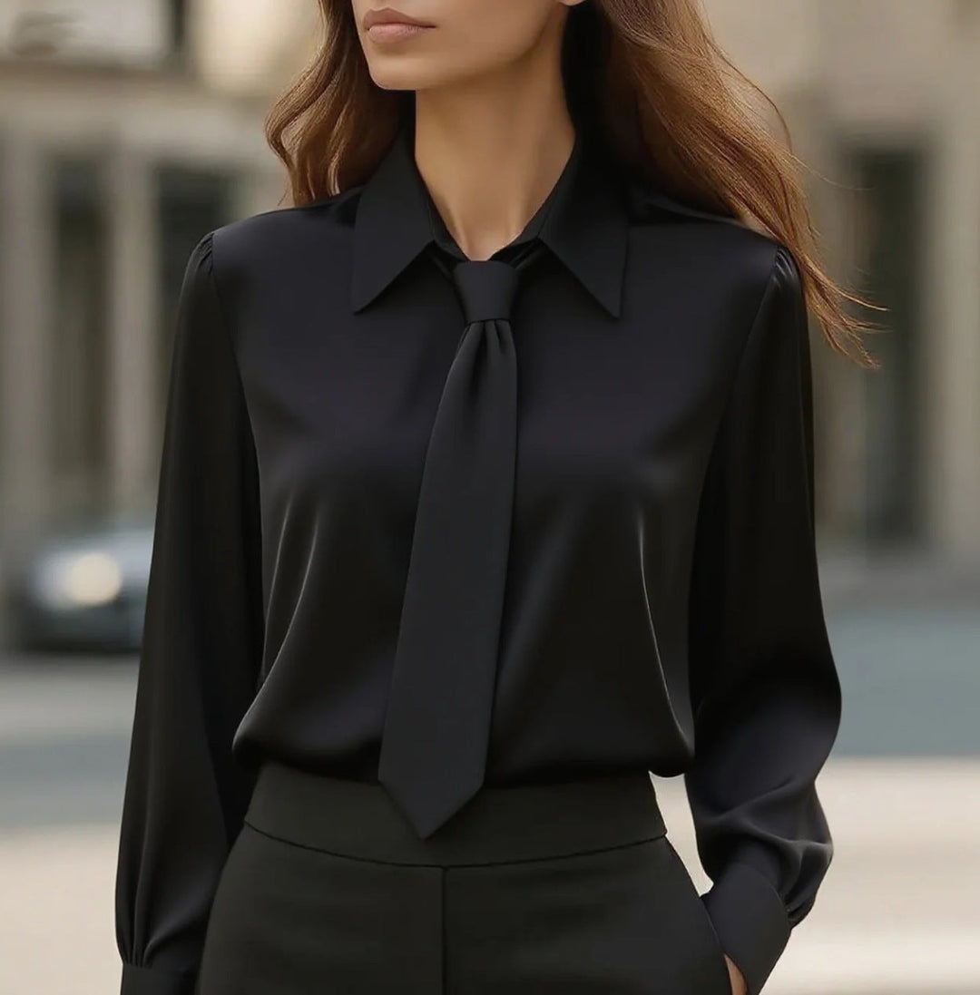 Moderne Damenbluse für Business Outfits, mit elegantem Hemdkragen und integrierter Schleife.