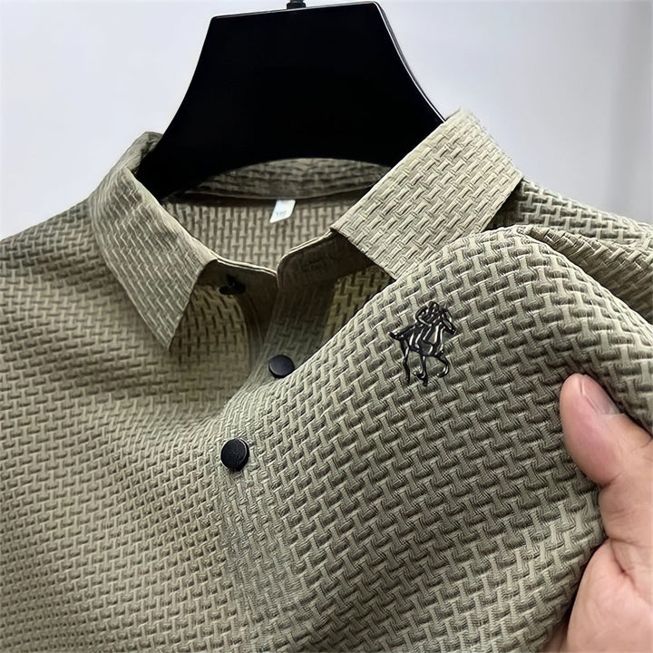 Nahaufnahme: Kragen & strukturierter Stoff des bügelfreien Herren Slim Fit Polohemds.