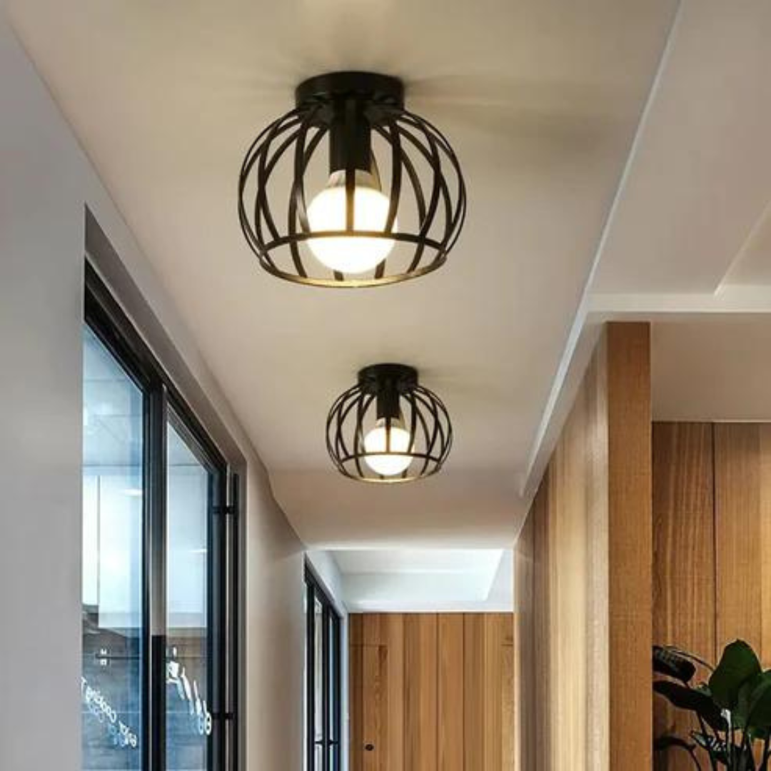 IronOrb Deckenleuchte, minimalistisch mit offenem schwarzem Metallkorb für warmes, offenes Licht im Wohnzimmer.