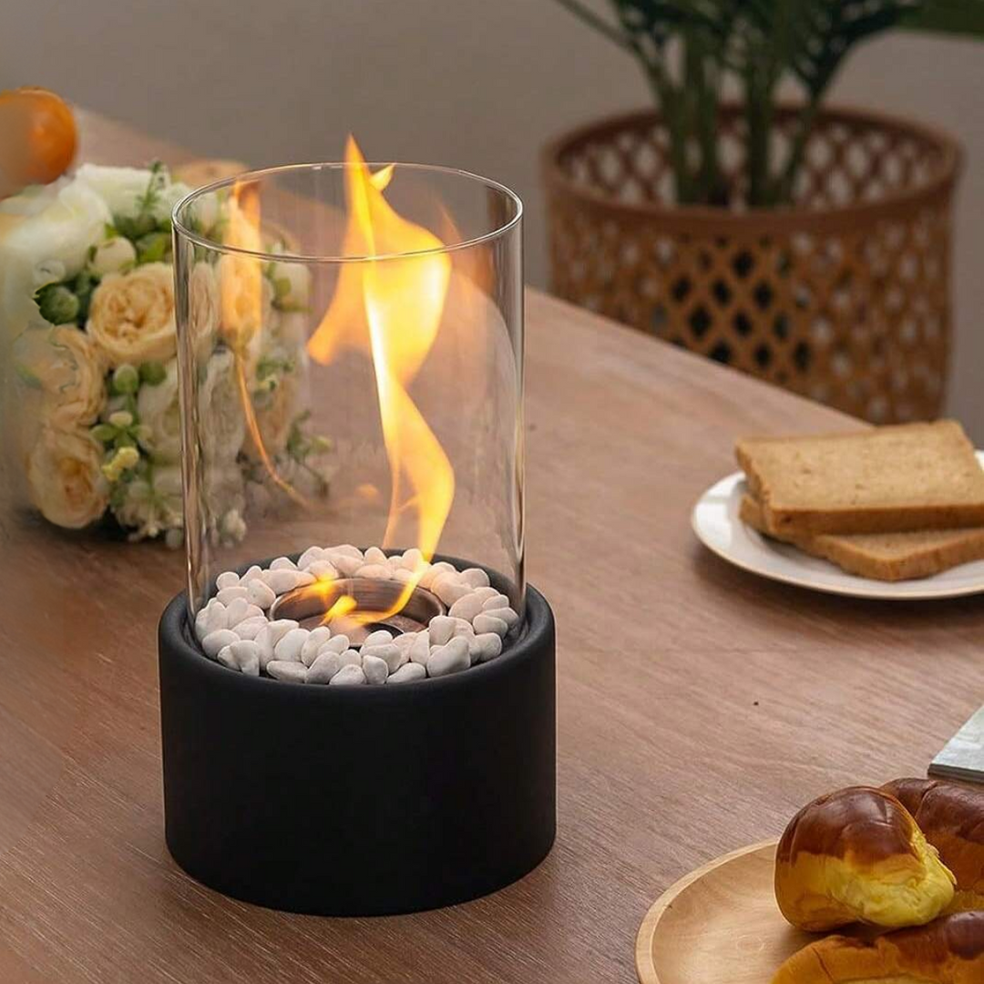 Warme Flamme der Lumora Öllampe, einladendes Stimmungslicht als stylisches Wohnaccessoire.