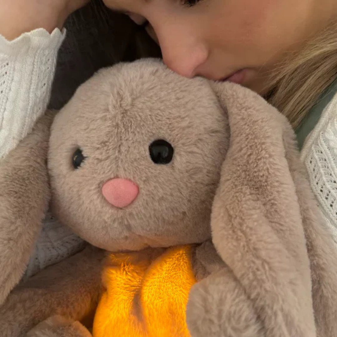 Beruhigungskuscheltier Hase als ideales Kindergeschenk. Atmendes Plüschtier fördert Babyschlaf und Entspannung.