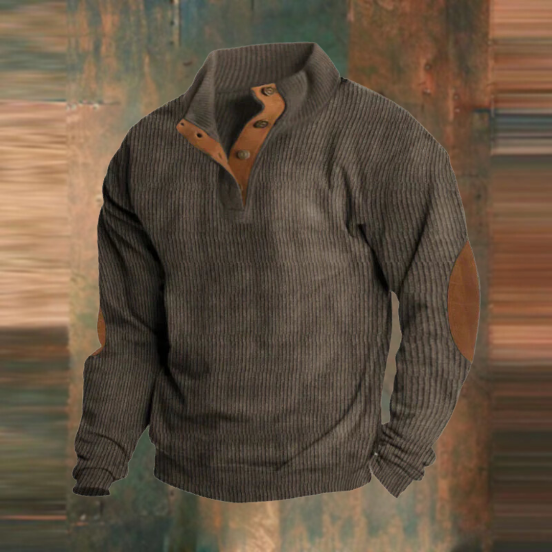 Nahaufnahme des komfortablen Rippstrick-Herrenpullovers mit dezenter Knopfleiste. Weicher Winterpullover.