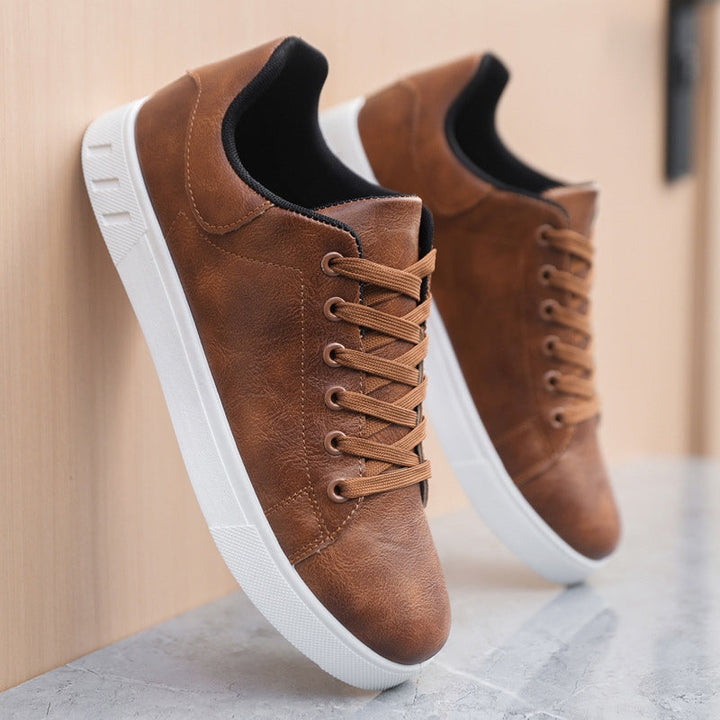 Vielseitige vegane Herren-Freizeitschuhe in Schwarz & Braun. Sportlich-elegante Begleiter für jeden Tag.