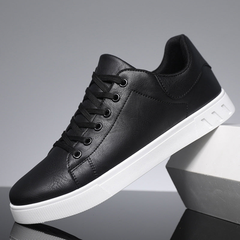 Tiefschwarze vegane Herren-Sneaker mit robustem Design. Sportlich-elegante & langlebige Freizeitschuhe.