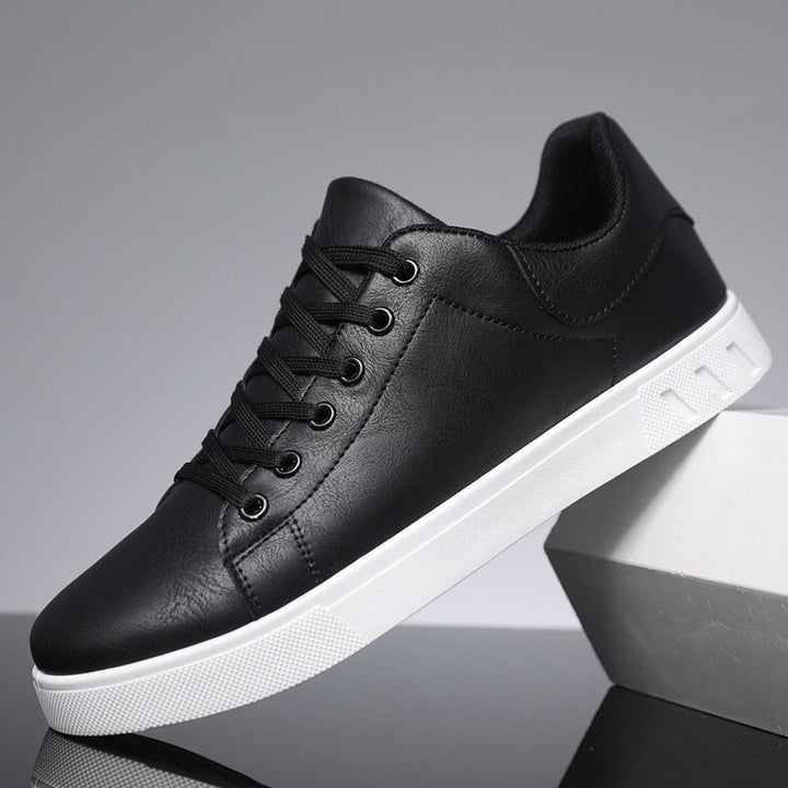 Tiefschwarze vegane Herren-Sneaker mit robustem Design. Sportlich-elegante & langlebige Freizeitschuhe.