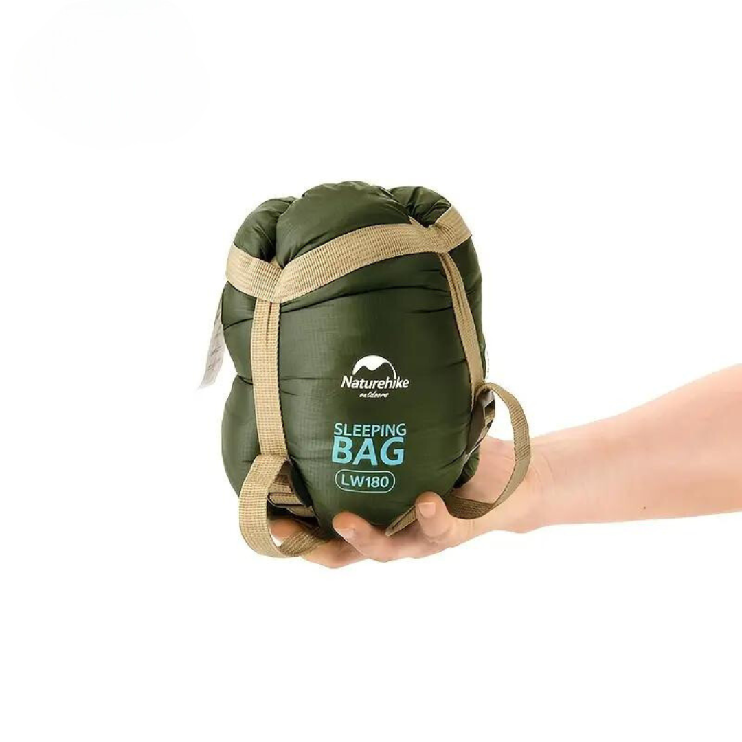 Grüner, leichter und warmer Camping Schlafsack für Outdoor-Abenteuer, ideal für Trekking und Sommer.