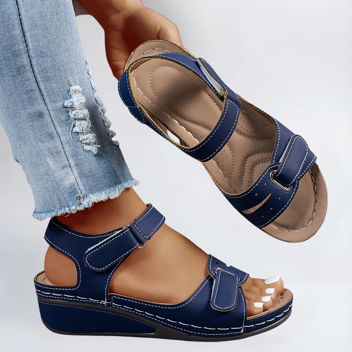 Frau trägt weisse Komfort Sandalen mit Jeans