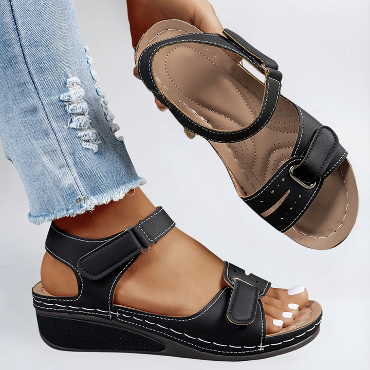 Graue Damen Flex Sandalen an einem Fuss