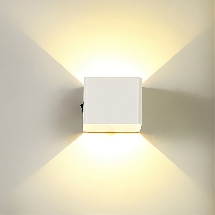 Zeitlose, moderne LED Wandleuchte. Innenbeleuchtung mit stilvollem Aluminium-Glas-Design.