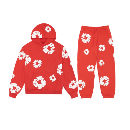 Nahaufnahme des ikonischen Blumenprints auf dem komfortablen Unisex Trainingsanzug. Moderner Druck.