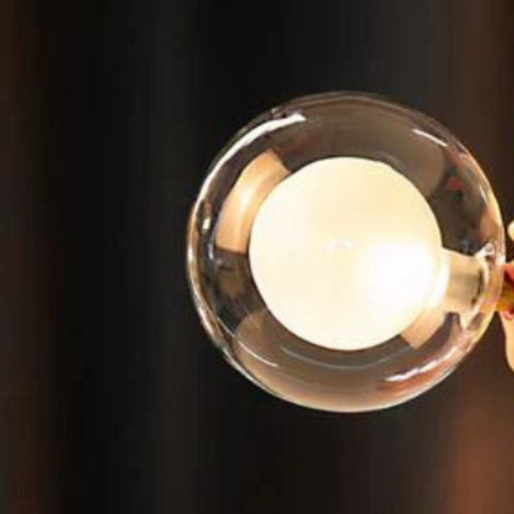 Schreibtischlampe im eleganten Design; sorgt für angenehme Beleuchtung beim Lesen oder Arbeiten.