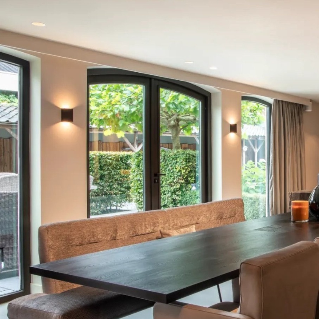 Design-Wandleuchte LED aus Glas & Aluminium. Stilvolle moderne Beleuchtung für Wohnzimmer & Schlafzimmer.