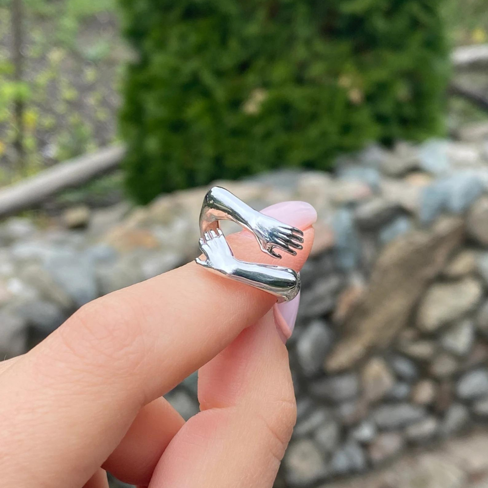 Eleganter Damen Silberring, verstellbar. Ein Umarmungsring als bedeutungsvolles Geschenk für die Liebsten.