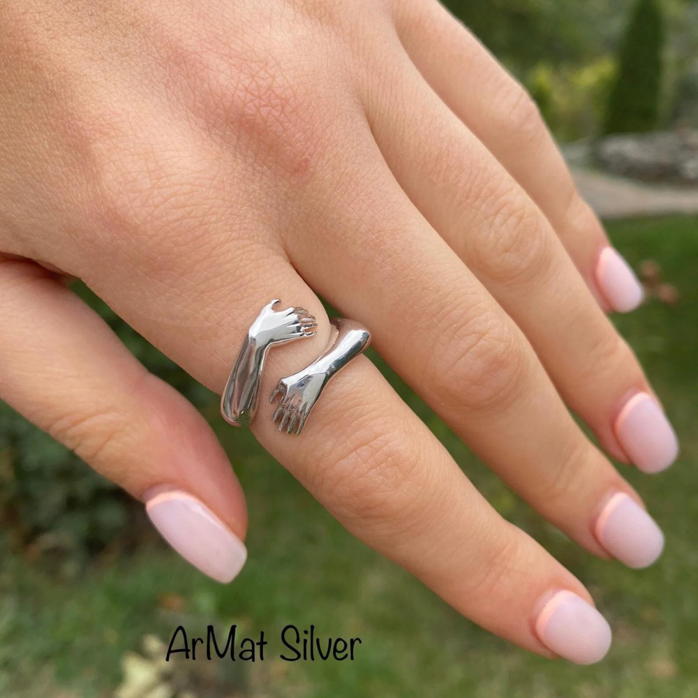Damen Silber Umarmungsring, verstellbar, symbolisiert ewige Liebe und Verbundenheit. Offener Ring als Liebesgeschenk.