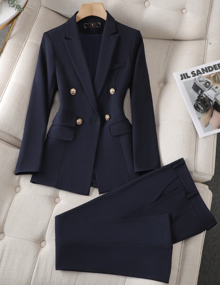 Komfortabler Damen Hosenanzug mit Blazer, perfekt für Business & Freizeit. Modern & vielseitig.