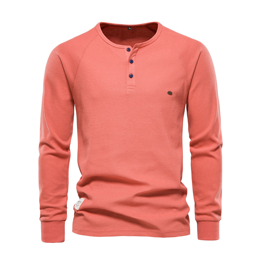 Nahaufnahme eines weichen Herrenpullovers aus Strickware. Komfortables Langarm-Oberteil für die Herbst- & Wintermode.