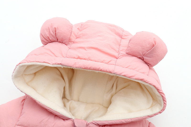 Lustiger Baby Winter Schneeanzug mit Bärenohren Kapuze. Ideal für Kinderbekleidung, warm & niedlich.