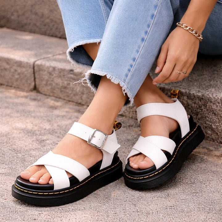 Stilvolle Plateau-Sandalen für Damen, orthopädisch, mit rutschfester Sohle und verstellbaren Komfortriemen.