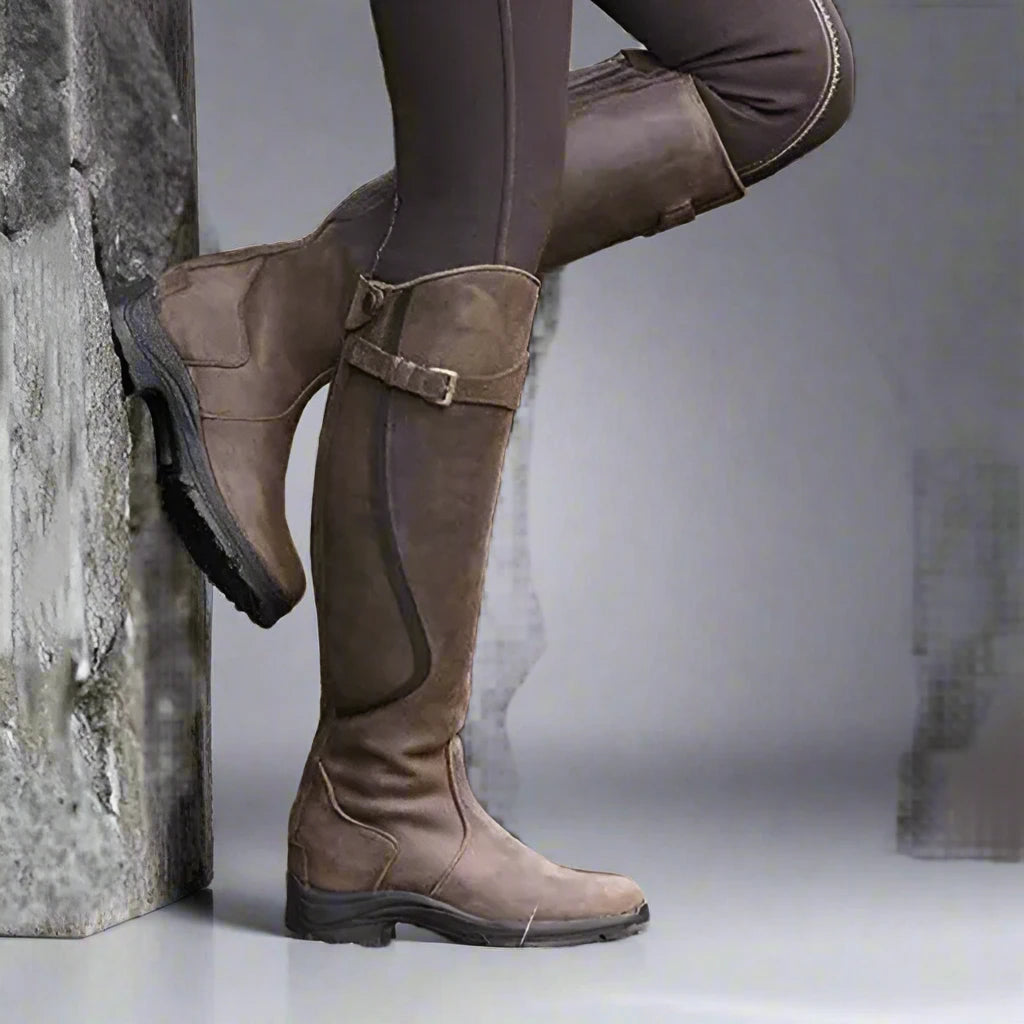 Detailaufnahme der Textur von Reitstiefeln, zeigt feines Leder & präzise Verarbeitung für Reitstiefel Damen & Herren.