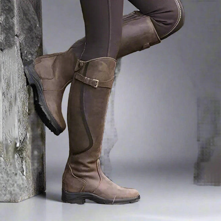 Detailaufnahme der Textur von Reitstiefeln, zeigt feines Leder & präzise Verarbeitung für Reitstiefel Damen & Herren.