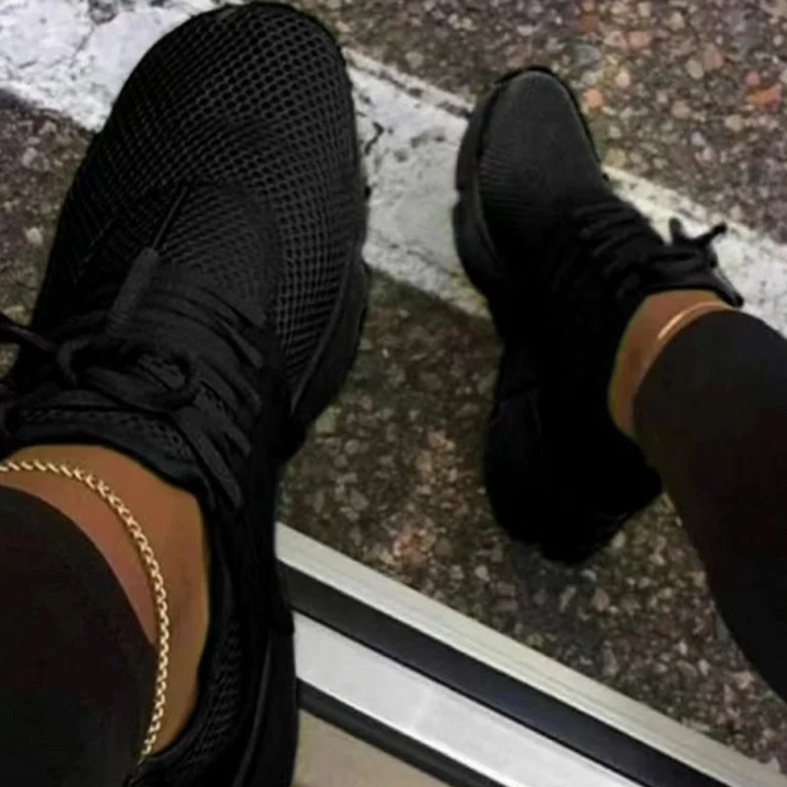 Bequeme Damenschuhe: Leichte Alltagssneakers mit Schnürung & rutschfester Sohle für den Herbst.