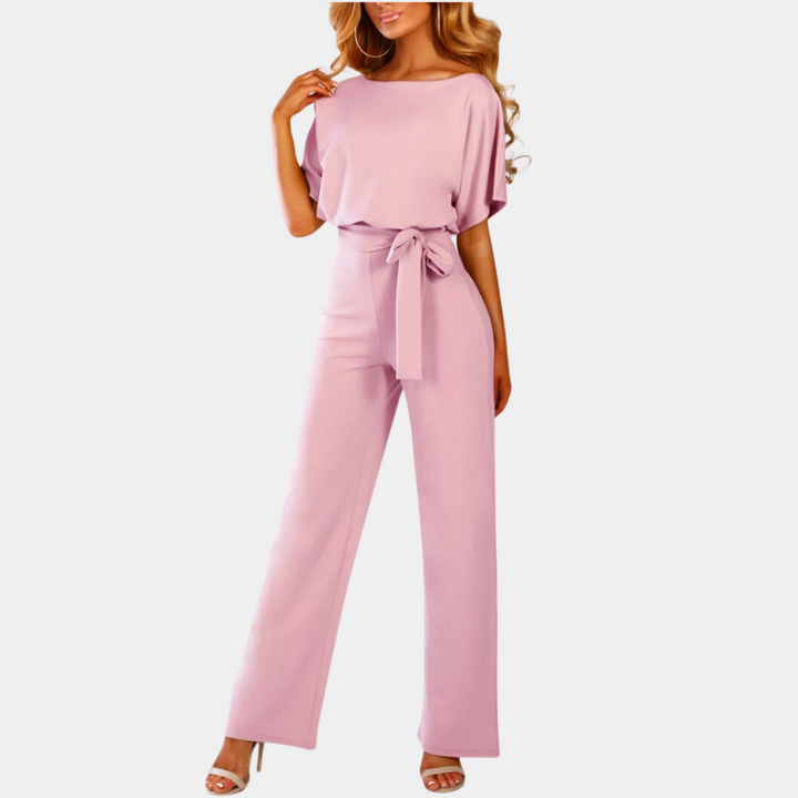 Komfortabler Damen Jumpsuit mit weitem Bein und Gürtel, stilvolles Sommer-Outfit.