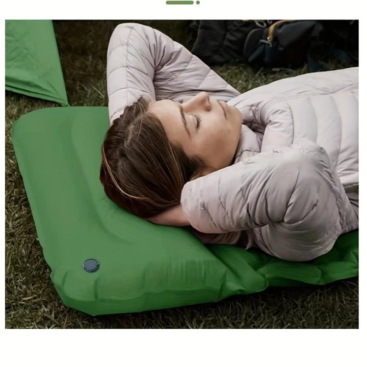 Der Lieferumfang der Camping Schlafmatte: Isomatte, Packsack und Reparaturset.
