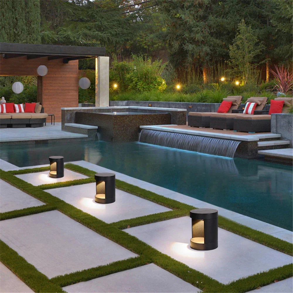 Moderne, wasserdichte LED Gartenleuchte, ideal als Gartenbeleuchtung oder Stehleuchte im Außenbereich.
